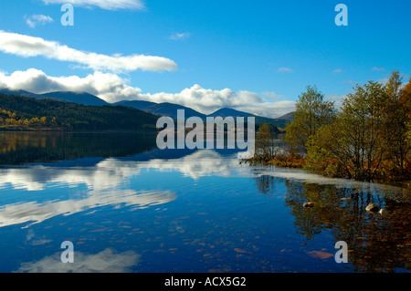 Riflessioni in Loch Garry, Invernesshire, Scotland, Regno Unito Foto Stock
