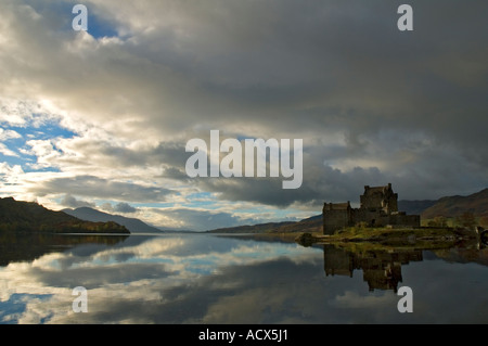 Il Castello Eilean Donan, Loch Duich. Vicino a Dornie, Invernesshire, Scotland, Regno Unito Foto Stock