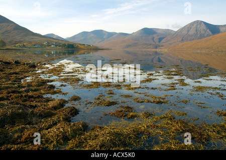 Il rosso Cuillins sopra Loch Ainort, Isola di Skye, Scotland, Regno Unito Foto Stock