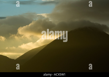 Tramonto su Beinn na Caillich, vicino a Broadford, Isola di Skye, Scotland, Regno Unito Foto Stock