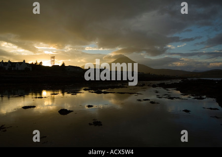 Broadford Bay e il picco di Beinn na Caillich, Isola di Skye, Scotland, Regno Unito Foto Stock