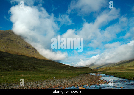 Nebbia di mattina in Gleann Fhiodhaig, Invernesshire, regione delle Highlands, Scotland, Regno Unito Foto Stock