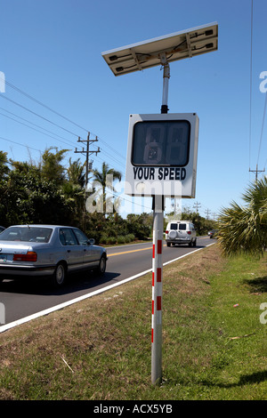 Energia solare la velocità del traffico rivelatore radar sul sanibel-captiva road, Sanibel Island florida usa stati uniti Foto Stock