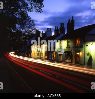I percorsi del traffico attraverso il villaggio di Prestbury di notte Prestbury vicino a Macclesfield Cheshire England Regno Unito Foto Stock