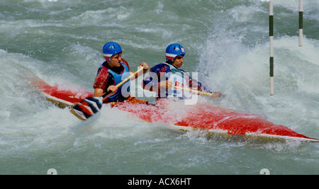 Canoa Slalom concorrenza sul torrente Noce .Valdisole. Foto Stock