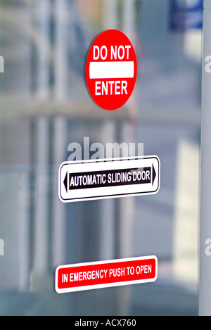 Non immettere segno sulla porta di vetro all'aeroporto Foto Stock