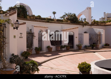 Appartamento ingressi nella Plaza de Levante Puerto Cabopino Andalusia Spagna su un soleggiato inverni giorno Foto Stock