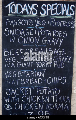 Piatti da Pub - oggi è specials - scritta a mano in gesso su una scheda del menu al di fuori del pub di Cardigan town west wales UK Foto Stock