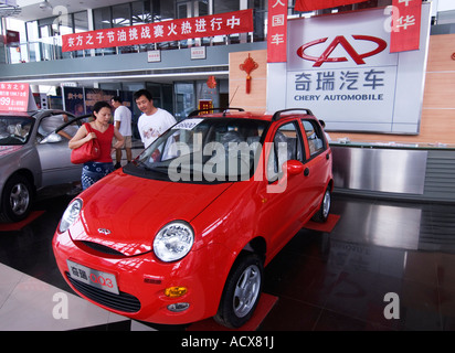 I clienti che cercano al cinese Chery Automobile in showroom di Pechino 2007 Foto Stock