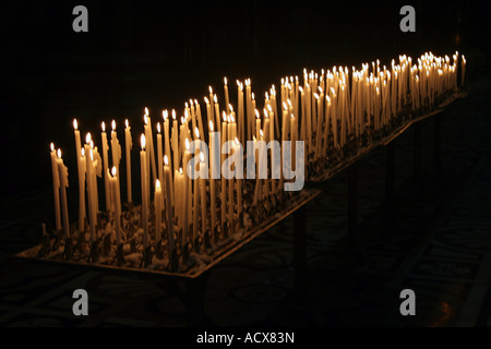 Preghiera candele dentro il Duomo Milano Italia Foto Stock