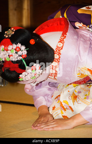 Giappone Isola di Honshu Kyoto City Maiko partecipante Geisha Intrattenimento A Cena formale banchetto Foto Stock