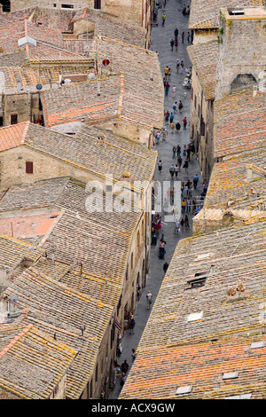 Architettura medievale, strade, tetti di tegole, pavimentazioni e antiche proprietà, in antica città collinare italiana; San Gimignano Italia Toscana Europa, UE Foto Stock