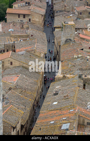 Architettura medievale, strade, tetti di tegole, pavimentazioni e antiche proprietà, in antica città collinare italiana; San Gimignano Italia Toscana Europa, UE Foto Stock