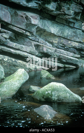 Rocce sedimentarie stratificate rocce a strapiombo del canyon di Ribeirao in streaming in Chapada Diamantina Bahia Brasile Foto Stock