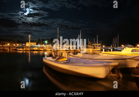 Le piccole imbarcazioni da pesca al chiaro di luna nel porto di Porec Istria Foto Stock