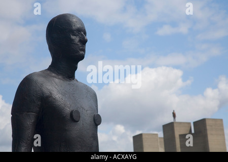 Antony Gormley scultura figure su Waterloo Bridge e il Teatro Nazionale Southbank 'Event Horizon' Exhibition London Foto Stock