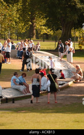 La principessa Diana Memorial Fountain, Hyde Park, Londra, Inghilterra, Regno Unito. Foto Stock