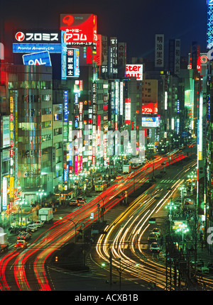 Il quartiere di Shinjuku di Tokyo di notte Foto Stock