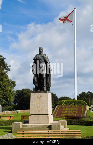 Dh Howard Davis Park st helier JERSEY Re Giorgio V statua e Jersey pennone Foto Stock