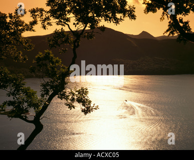 Barca solitaria sulla Derwent Water con cat campane e derwent fells oltre, parco nazionale del distretto dei laghi, cumbria, Inghilterra, Regno Unito. Foto Stock