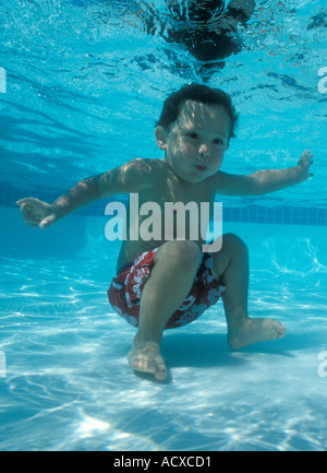 Età del ragazzo due apnea in piscina Foto Stock