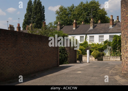 Muro di mattoni Palazzo Vecchio Cantiere guardando tradizionali casette bianche in Palazzo Vecchio Lane Richmond on Thames Surrey UK Foto Stock