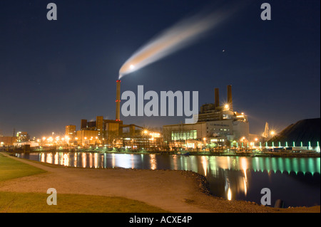 Unità Hanasaari B e la vecchia unità a centrali a carbone di notte visto da Sörnäisten rantatie, Helsinki, Finlandia Foto Stock