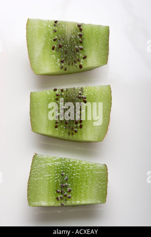 Tre fette di Kiwi - Actinidia deliciosa su sfondo bianco Foto Stock