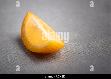 Fette di Kumquat - Citrus Fortunella su un tessuto grigio sfondo Foto Stock