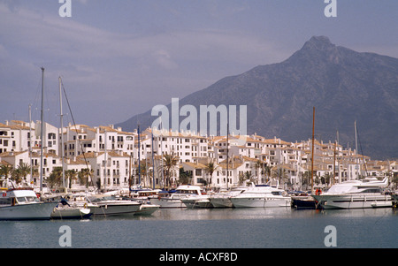 Puerto Banus vicino a Marbella sulla costa del sol in Andalusia in Spagna in Europa. ricchezza ricco stile di vita vita marina holiday vacation yacht travel Foto Stock