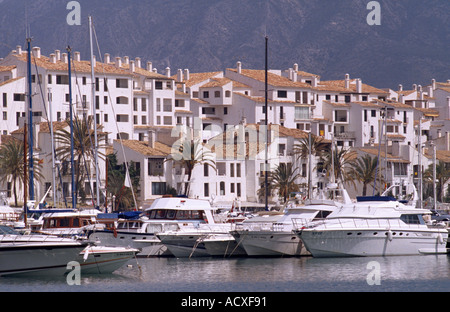 Puerto Banus vicino a Marbella sulla costa del sol in Andalusia in Spagna in Europa. ricchezza ricco stile di vita vita marina holiday vacation yacht travel Foto Stock