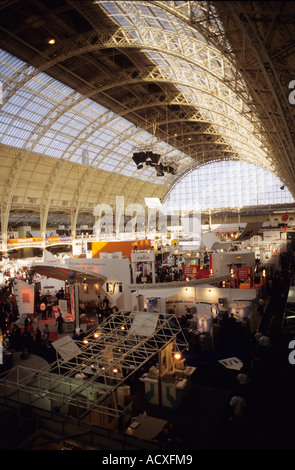 La grande Hall olympia durante una fiera Foto Stock