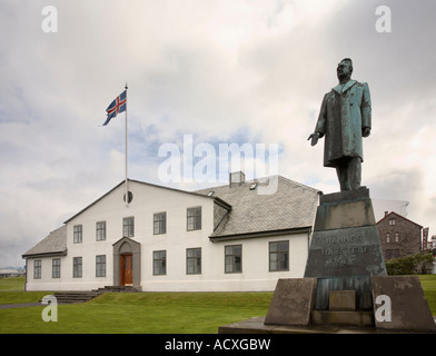 Statua di Hannes HAFSTEIN nella parte anteriore del primo ministro di ufficio, Stjornarradshusinu, Laekjartorg, Reykjavik, Islanda Foto Stock