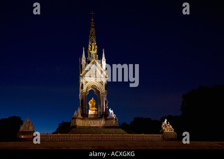 Prince Albert Memorial Hyde Park Kensington illuminata nella luce della sera Londra Inghilterra Regno Unito Regno Unito GB Gran Bretagna British Foto Stock