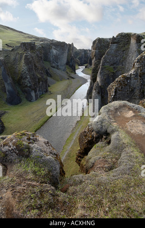 Fjadra fiume che scorre nel Canyon Fjadrargljufur, Sud dell'Islanda Foto Stock
