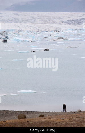 Due persone costeggiata a Jokulsarlon laguna glaciale, ghiacciaio Vatnajokull in Islanda Foto Stock