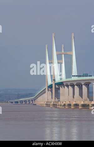 Nuovo Severn ponte che attraversa il fiume Severn Estuary che divide l'Inghilterra dal Galles sulla soleggiata giornata di primavera con blue sky Gloucester Foto Stock