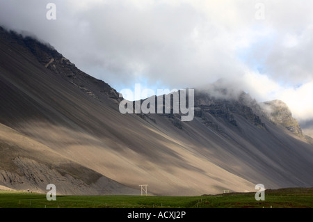 Un paesaggio di montagna ad ovest di Höfn, Islanda Foto Stock