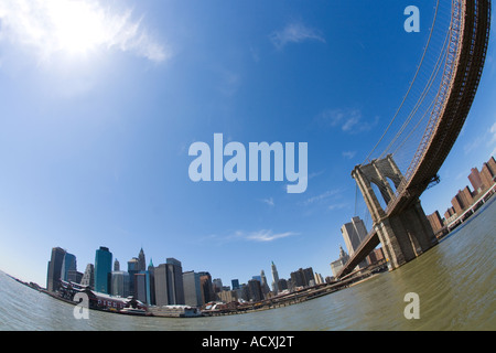 Il Ponte di Brooklyn e la parte inferiore di Manhattan skyline del centro nel sole di primavera sole con cielo blu guardando da Brooklyn verso South St Foto Stock