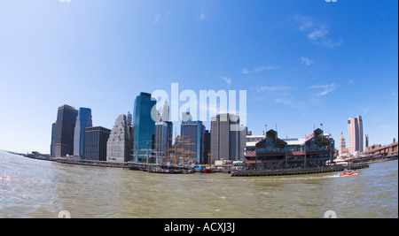 La parte inferiore di Manhattan skyline South Street Seaport Pier 17 e il fiume Hudson porto porto da Brooklyn New York Foto Stock
