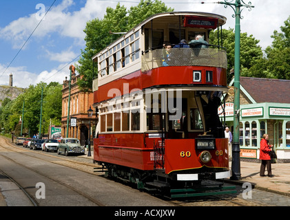 Tram rosso a Crich Tramway Museum vicino a Matlock Derbyshire in Inghilterra, Regno Unito Foto Stock