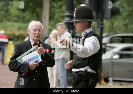 Veterano poliziotti di controllo display medaglia vecchio ordine una guerra decorazione pattuglia di polizia poliziotto città urban bobby casco maschio lavoro uomini Foto Stock