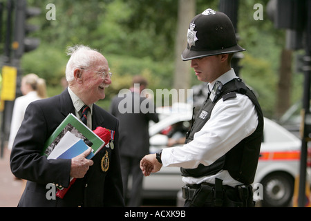 Veterano poliziotti di controllo display medaglia vecchio ordine una guerra decorazione pattuglia di polizia poliziotto città urban bobby casco maschio lavoro uomini Foto Stock