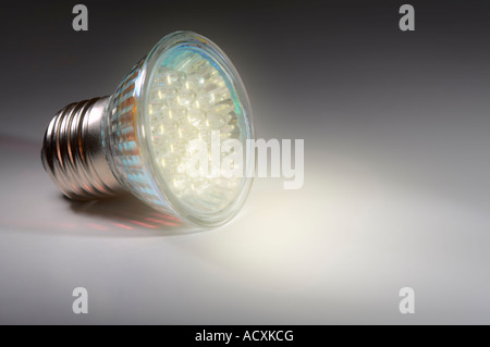 Un incandescente lampadina LED luce con standard E27 Edison connettore a vite Foto Stock