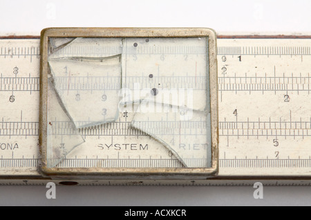 Close up rotto una slitta regola. Foto Stock