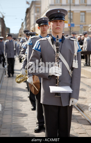 Militare music parade durante la festa di Helsinki, la Piazza del Senato, Helsinki, Finlandia Foto Stock