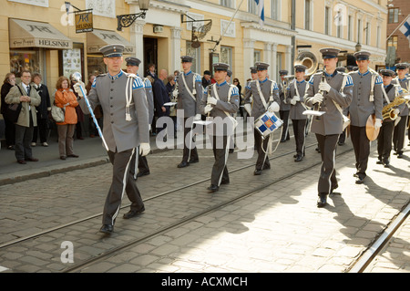 Militare music parade durante la festa di Helsinki, la Piazza del Senato, Helsinki, Finlandia Foto Stock
