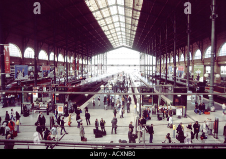 I passeggeri sul piazzale della Stazione Gare du Nord Foto Stock