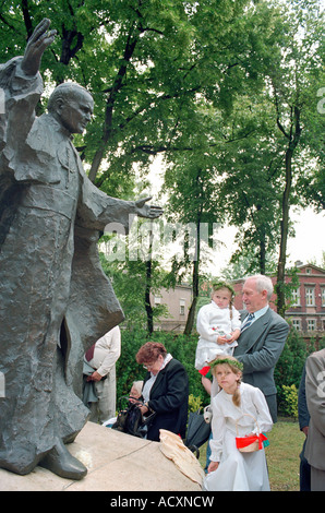 La gente ad una statua di Papa Giovanni Paolo II durante la processione del Corpus Domini, Poznan, Polonia Foto Stock