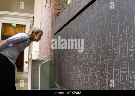 Visitatore guardando antichi geroglifici Egiziani sul sarcofago nel British Museum di Londra Inghilterra REGNO UNITO Foto Stock